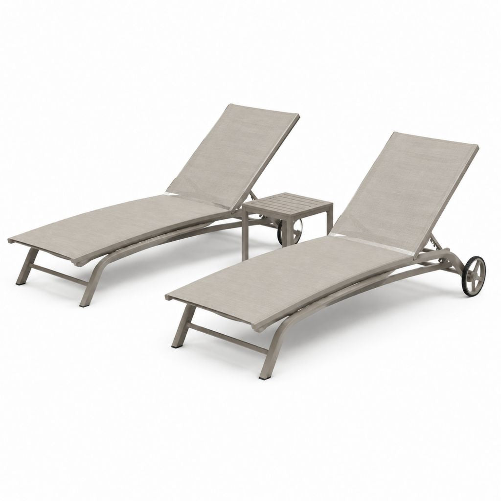 Set 2 lettini prendisole con tavolino tortora in alluminio e textilene 200 x 65 x 35 cm